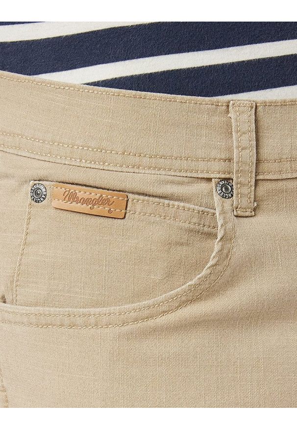 Wrangler - WRANGLER TEXAS MĘSKIE SPODNIE MATERIAŁOWE SAND W121W658N 112126238. Materiał: materiał