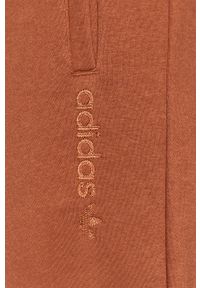 adidas Originals - Spodnie. Kolor: brązowy. Materiał: bawełna, poliester, dzianina. Wzór: gładki #3