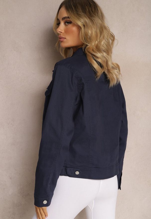 Renee - Granatowa Jeansowa Kurtka z Bawełny z Guzikami i Kieszeniami Ainztia. Kolor: niebieski. Materiał: jeans, bawełna