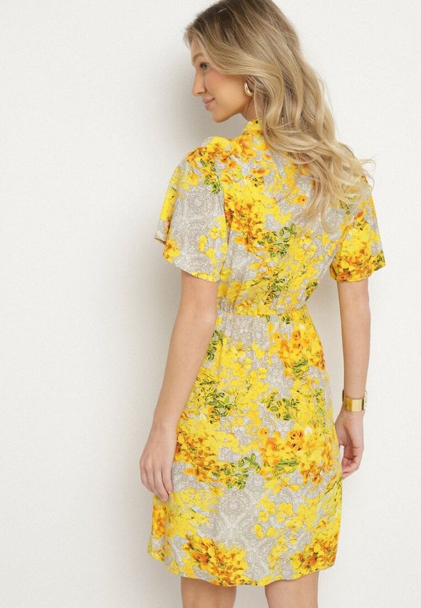 Born2be - Żółta Sukienka w Kwiaty z Paskiem Cleza. Okazja: na co dzień. Typ kołnierza: dekolt w kształcie V. Kolor: żółty. Wzór: kwiaty. Sezon: wiosna, lato. Styl: elegancki, casual