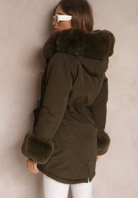 Renee - Ciemnozielona Kurtka Parka z Futerkiem i Szerokim Kapturem Florion. Okazja: na co dzień. Kolor: zielony. Materiał: futro. Wzór: aplikacja. Sezon: zima. Styl: casual #5