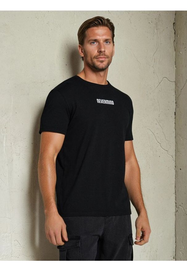 Sinsay - Bawełniana koszulka z napisem - czarny. Kolor: czarny. Materiał: bawełna. Wzór: napisy