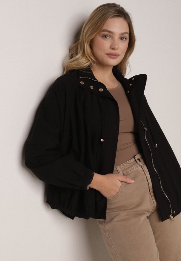 Born2be - Czarna Przejściowa Kurtka Bombka Oversize z Bawełny i Wiskozy Effinue. Okazja: na spacer, na co dzień. Kolor: czarny. Materiał: wiskoza, bawełna. Styl: casual