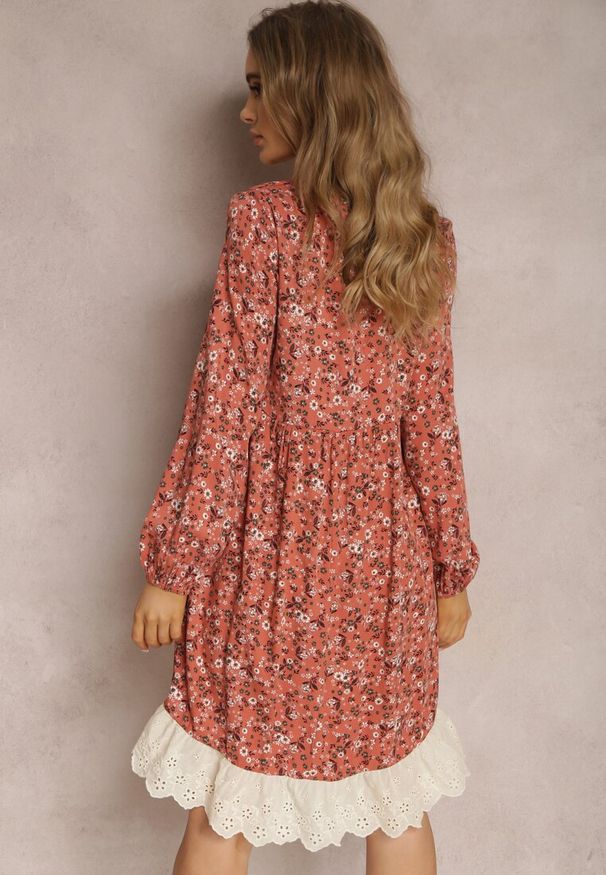 Renee - Pomarańczowa Sukienka Xylaene. Typ kołnierza: dekolt w kształcie V. Kolor: pomarańczowy. Materiał: koronka. Wzór: ażurowy, aplikacja. Styl: klasyczny. Długość: mini