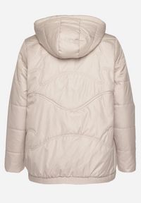 Born2be - Beżowa Kurtka Pikowana z Kapturem Karbia. Okazja: na co dzień. Typ kołnierza: kaptur. Kolekcja: plus size. Kolor: beżowy. Styl: casual, elegancki #7