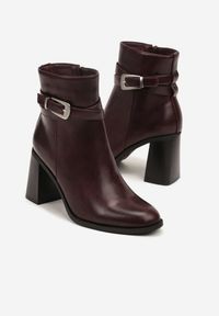 Renee - Bordowe Botki na Słupku z Metaliczną Klamrą Fesanna. Okazja: na co dzień. Zapięcie: klamry. Kolor: czerwony. Materiał: jeans. Obcas: na słupku. Styl: casual, elegancki #3
