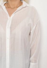 Born2be - Biała Koszula o Kroju Oversize Dolamana. Okazja: na co dzień. Typ kołnierza: kołnierzyk klasyczny. Kolor: biały. Materiał: jeans. Długość rękawa: długi rękaw. Długość: długie. Styl: klasyczny, elegancki, casual