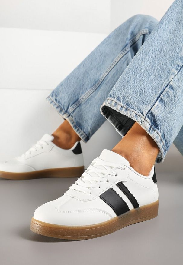 Born2be - Białe Sneakersy Tenisówki z Geometrycznymi Paskami Amolita. Okazja: na co dzień. Zapięcie: pasek. Kolor: biały. Materiał: jeans. Wzór: geometria
