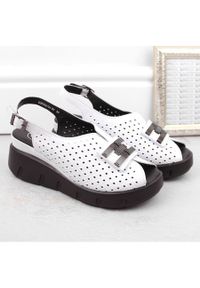 Skórzane sandały damskie na koturnie ażurowe białe Filippo DS6062. Kolor: biały. Materiał: skóra. Wzór: ażurowy. Obcas: na koturnie #3