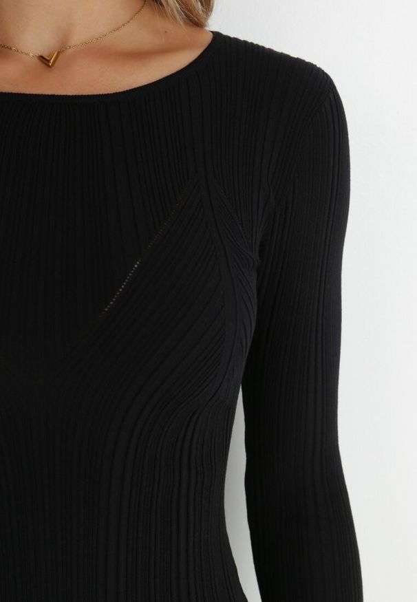 Born2be - Czarna Sukienka Dopasowana z Prążkowanej Wiskozy Khadija. Okazja: na co dzień. Kolor: czarny. Wzór: jednolity. Typ sukienki: bodycon. Materiał: wiskoza, prążkowany. Długość rękawa: długi rękaw. Sezon: zima, jesień. Styl: klasyczny, casual. Długość: midi
