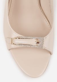 Renee - Beżowe Sandały VICES na Szpilce z Klamerką na Nosku Ozodbioną Cyrkoniami Tikeni. Okazja: na co dzień. Kolor: beżowy. Wzór: aplikacja. Obcas: na szpilce. Styl: casual, klasyczny. Wysokość obcasa: średni #6