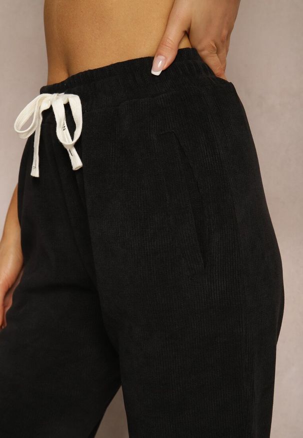 Renee - Czarne Spodnie Sztruksowe High Waist z Dodatkiem Bawełny i Gumką w Talii Jedela. Stan: podwyższony. Kolor: czarny. Materiał: bawełna, sztruks