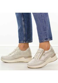 Złote skórzane sneakersy damskie S.Barski 7081. Okazja: na co dzień, na spacer. Nosek buta: okrągły. Zapięcie: sznurówki. Kolor: złoty. Materiał: skóra. Szerokość cholewki: normalna. Sezon: wiosna, lato, jesień. Styl: elegancki, casual, klasyczny, sportowy #1