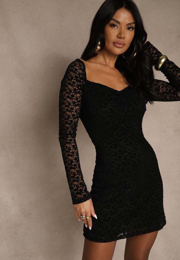Renee - Czarna Dopasowana Sukienka z Koronki z Kwadratowym Dekoltem Uwedia. Okazja: na randkę. Typ kołnierza: dekolt kwadratowy. Kolor: czarny. Materiał: koronka. Długość rękawa: długi rękaw. Wzór: koronka