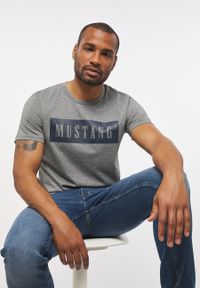 Mustang - MUSTANG STYLE ALEX C LOGO TEE MĘSKI T-SHIRT KOSZULKA NADRUK MID GREY MELANGE 1013223 4140. Okazja: do pracy, na co dzień. Materiał: jeans, skóra, materiał, bawełna, wiskoza. Długość rękawa: krótki rękaw. Długość: krótkie. Wzór: nadruk. Styl: klasyczny, casual, elegancki #4