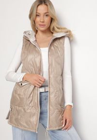 Born2be - Ciemnobeżowa Kamizelka Pikowana z Kapturem i Wsuwanymi Kieszeniami Ravloti. Okazja: na co dzień, do pracy, na spotkanie biznesowe. Typ kołnierza: kaptur. Kolor: beżowy. Styl: biznesowy, casual #4