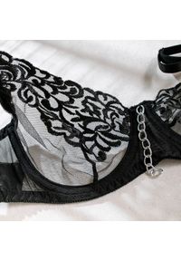 Intica - Komplet bielizny z koronką i łańcuszkami Clovis. Kolor: beżowy. Materiał: koronka. Wzór: koronka #10