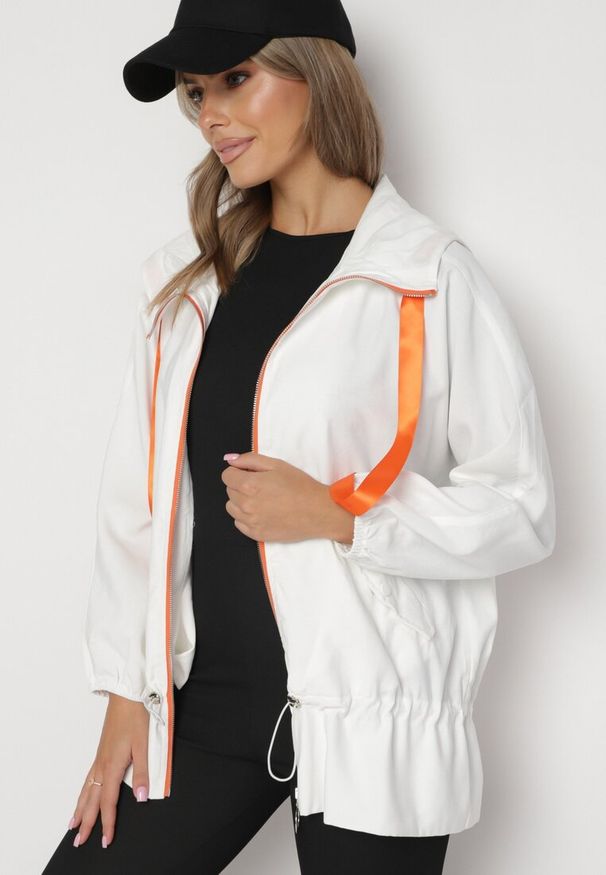 Born2be - Biała Kurtka Jednorzędowa z Bawełną Kapturem i Wstążką Zakończona Ściągaczem Martinis. Okazja: na co dzień. Kolor: biały. Materiał: bawełna. Wzór: aplikacja. Styl: casual, elegancki, klasyczny