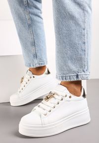 Born2be - Biało-Złote Sznurowane Sneakersy na Platformie z Ekoskóry z Ozdobnym Misiem Neonda. Kolor: biały. Wzór: aplikacja. Obcas: na platformie #1