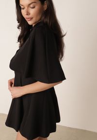 Born2be - Czarna Elegancka Sukienka Rozkloszowana z Narzutką Imitującą Pelerynkę Faneno. Okazja: na randkę. Kolor: czarny. Typ sukienki: proste, rozkloszowane. Styl: elegancki #5
