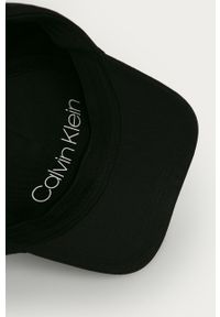 Calvin Klein - Czapka. Kolor: czarny. Materiał: bawełna, materiał. Wzór: aplikacja #3