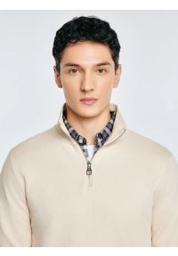 Big-Star - Bluza męska ze stójką kremowa Salih 103. Okazja: na co dzień. Typ kołnierza: kołnierzyk stójkowy. Kolor: kremowy. Materiał: skóra, wiskoza, dzianina, bawełna. Wzór: aplikacja. Styl: wizytowy, casual, elegancki #6