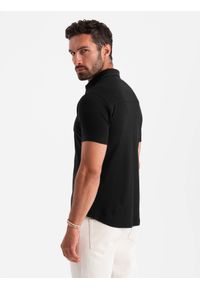 Ombre Clothing - Dzianinowa koszula męska slim fit z krótkim rękawem i kołnierzykiem – czarna V4. Typ kołnierza: polo. Kolor: czarny. Materiał: dzianina. Długość rękawa: krótki rękaw. Długość: krótkie. Styl: sportowy, elegancki #4