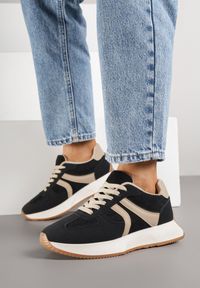 Renee - Czarne Sneakersy z Geometrycznym Wzorem Velwettia. Okazja: na co dzień, na spacer. Zapięcie: sznurówki. Kolor: czarny. Wzór: geometria. Sport: turystyka piesza #4