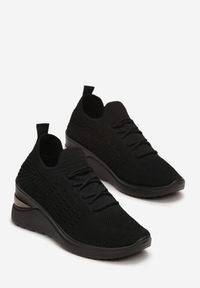 Renee - Czarne Wsuwane Sneakersy ze Sznurowaniem na Ozdobnej Podeszwie Naiya. Okazja: na co dzień. Zapięcie: bez zapięcia. Kolor: czarny. Szerokość cholewki: normalna. Obcas: na koturnie #5