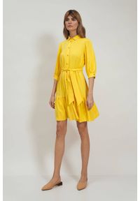 Nife - Wiskozowa koszulowa sukienka z falbaną wiązana w pasie żółta. Kolor: żółty. Materiał: wiskoza. Typ sukienki: koszulowe #4