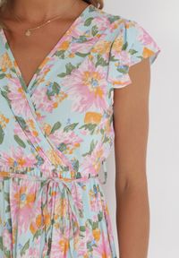 Born2be - Jasnoniebieska Sukienka Kopertowa z Gumką w Pasie w Kwiaty Pive. Typ kołnierza: kołnierz z falbankami. Kolor: niebieski. Materiał: wiskoza, materiał, tkanina. Wzór: kwiaty. Typ sukienki: kopertowe. Długość: maxi #4