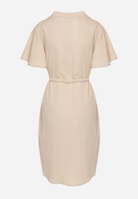 Born2be - Beżowa Sukienka Trapezowa z Koszulową Górą i Materiałowym Paskiem w Talii Vikiiona. Okazja: na spotkanie biznesowe. Typ kołnierza: dekolt w kształcie V. Kolor: beżowy. Materiał: materiał. Długość rękawa: krótki rękaw. Typ sukienki: koszulowe, trapezowe. Styl: biznesowy #5