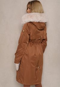Renee - Brązowa Ocieplana Kurtka Parka z Kapturem i Ściągaczem w Pasie Semilaura. Okazja: na co dzień. Typ kołnierza: kaptur. Kolor: brązowy. Materiał: jeans, futro. Długość rękawa: długi rękaw. Długość: długie. Styl: klasyczny, elegancki, casual