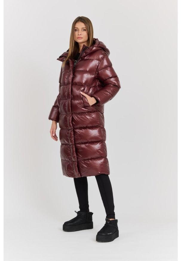 Hetrego - HETREGO Bordowy damski płaszcz puchowy Tara Woman Oversized Quilted Coat, Rozmiar 36 EU - 40 IT. Okazja: na co dzień. Kolor: czerwony. Materiał: puch. Długość rękawa: długi rękaw. Długość: długie. Styl: elegancki, casual