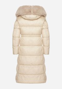 Born2be - Beżowa Długa Kurtka Puchowa z Pikowanymi Przeszyciami i Kapturem z Futrem Zevea. Okazja: na spacer, na co dzień. Kolor: beżowy. Materiał: futro, puch. Długość: długie. Styl: elegancki, casual #4