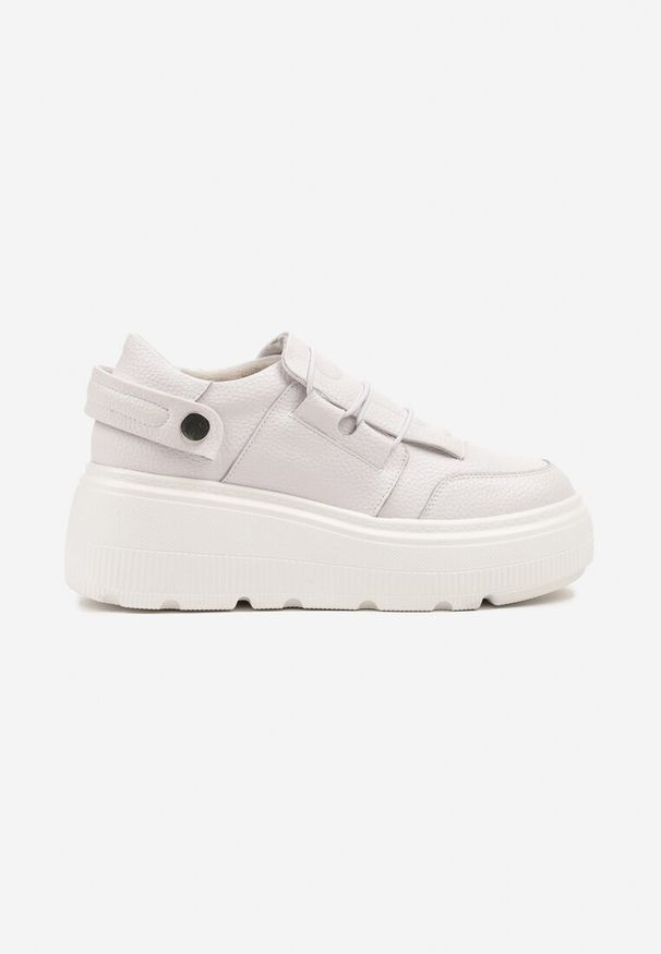 Born2be - Białe Skórzane Sneakersy na Grubej Podeszwie Ozdobione Paskiem Reilana. Okazja: na co dzień. Zapięcie: pasek. Kolor: biały. Materiał: skóra. Wzór: aplikacja
