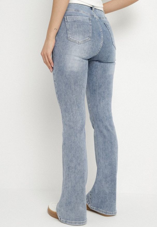 Born2be - Niebieskie Jeansy o Kroju Dzwonów z Regularnym Stanem Nelirelia. Okazja: na co dzień. Kolor: niebieski. Wzór: nadruk. Styl: casual