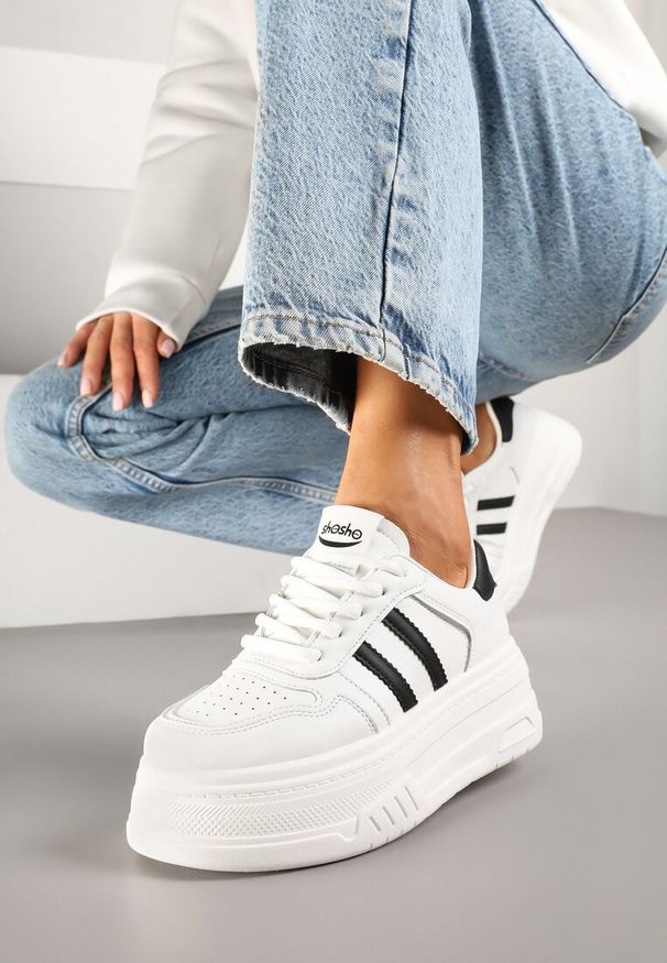 Born2be - Biało-Czarne Sneakersy na Grubej Podeszwie z Perforacją i Paskami Fonistia. Okazja: na co dzień. Nosek buta: okrągły. Zapięcie: pasek. Kolor: biały. Materiał: jeans. Obcas: na platformie