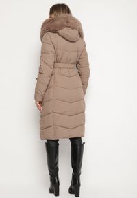 Born2be - Ciemnobeżowa Pikowana Kurtka z Futerkowym Obszyciem i Paskiem Samiria. Okazja: do pracy, na co dzień, na spotkanie biznesowe. Kolor: beżowy. Materiał: dzianina, jeans, futro, poliester. Styl: casual, klasyczny, biznesowy #2