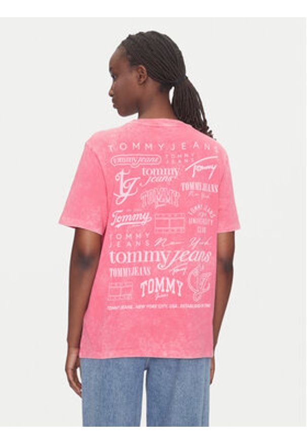 Tommy Jeans T-Shirt Multi Brand DW0DW20923 Różowy Relaxed Fit. Kolor: różowy. Materiał: bawełna