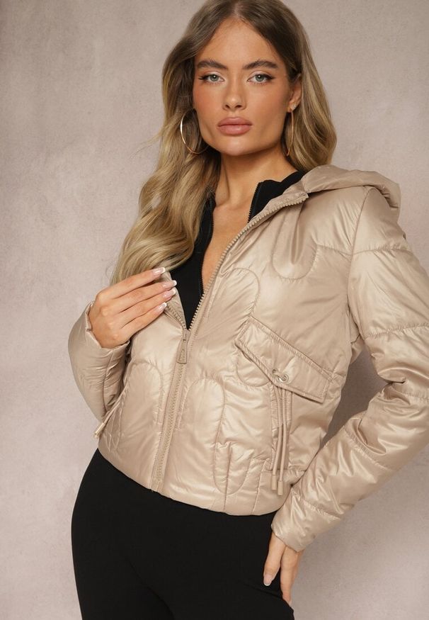 Renee - Beżowa Kurtka z Kapturem Ozdobiona Pikowaniem Talemi. Okazja: na co dzień. Typ kołnierza: kaptur. Kolor: beżowy. Materiał: jeans. Wzór: aplikacja. Styl: elegancki, casual