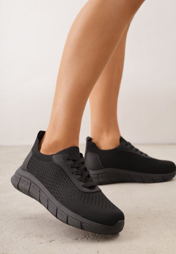 Born2be - Czarne Minimalistyczne Buty Sportowe z Siateczki na Tłoczonej Podeszwie Zanera. Okazja: na co dzień, na spacer. Kolor: czarny. Materiał: jeans. Szerokość cholewki: normalna. Sport: turystyka piesza, fitness, joga i pilates