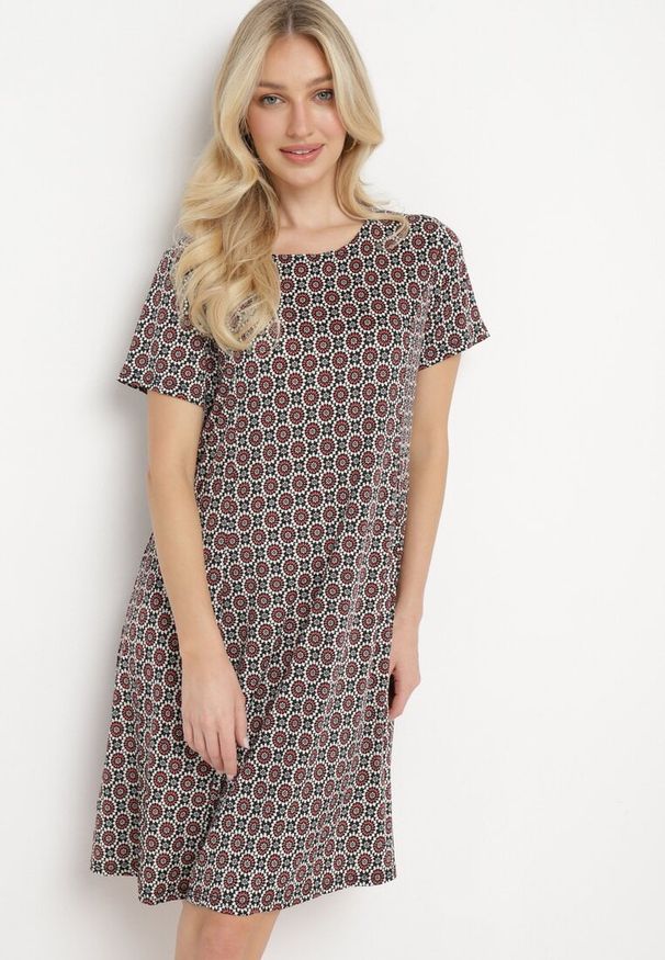 Born2be - Czarno-Bordowa Wiskozowa Sukienka w Mozaikowy Wzór o Rozkloszowanym Kroju Faellina. Kolor: czarny. Materiał: wiskoza. Sezon: lato