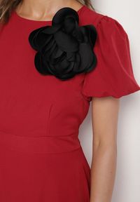 Born2be - Bordowa Sukienka Vices o Rozkloszowanym Kroju z Odpinanym Kwiatem 3D Rallarea. Kolor: czerwony. Wzór: kwiaty. Sezon: wiosna, lato #2