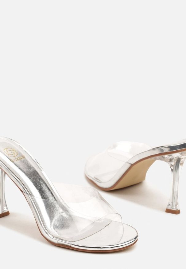 Renee - Srebrne Klapki na Szpilce z Transparentnym Obcasem i Paskiem Korimara. Okazja: na co dzień, na randkę, na spotkanie biznesowe. Kolor: srebrny. Obcas: na obcasie. Styl: biznesowy, casual, elegancki. Wysokość obcasa: średni