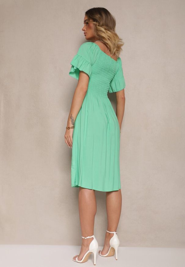 Renee - Jasnozielona Sukienka Rozkloszowana z Bawełny z Bufkami w Ramionach i Gumkami w Biuście Norlio. Okazja: na co dzień. Kolor: zielony. Materiał: bawełna. Typ sukienki: rozkloszowane. Styl: klasyczny, casual, elegancki