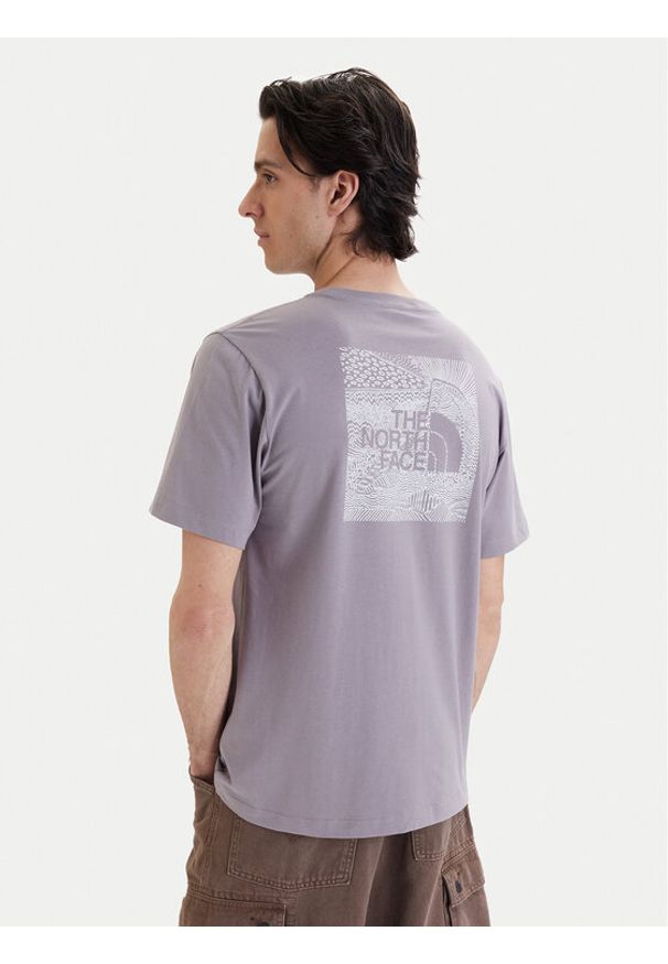 The North Face T-Shirt NSE Box NF0A8GV2 Fioletowy Regular Fit. Kolor: fioletowy. Materiał: bawełna