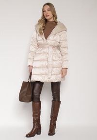 Born2be - Beżowa Długa Kurtka Ozdobiona Pikowaniem z Nieodpinanym Kapturem i Paskiem Lidaveia. Okazja: na co dzień. Kolor: beżowy. Materiał: jeans. Długość: długie. Wzór: aplikacja. Styl: klasyczny, casual, elegancki #2