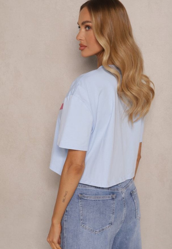 Renee - Niebieski Krótki T-shirt Oversize z Bawełny z Ozdobnym Napisem Sanillva. Okazja: na co dzień. Kolor: niebieski. Materiał: bawełna. Długość: krótkie. Wzór: napisy. Styl: casual