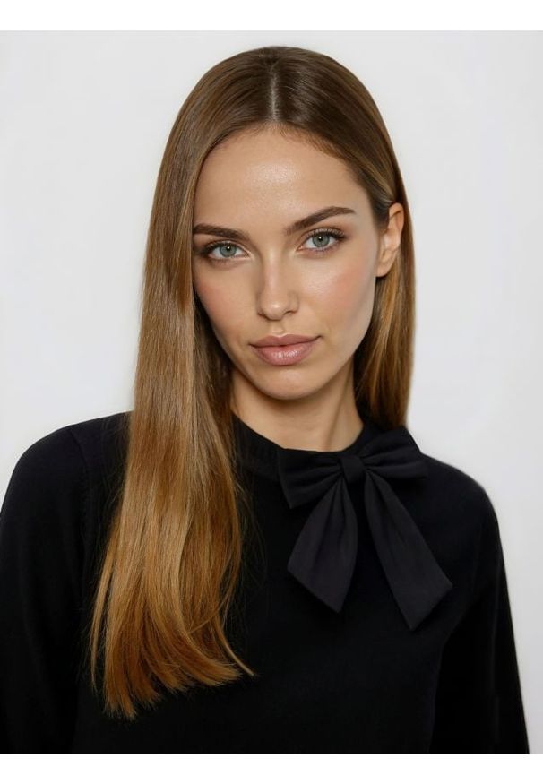 Reserved - Sweter z ozdobną kokardą - czarny. Typ kołnierza: kokarda. Kolor: czarny. Materiał: wiskoza, dzianina